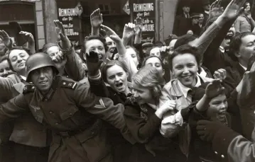 Austriacy z entuzjazmem witają wkraczające do ich kraju oddziały Wehrmachtu; marzec 1938 r. / Fot. AKG-IMAGES / EAST NEWS