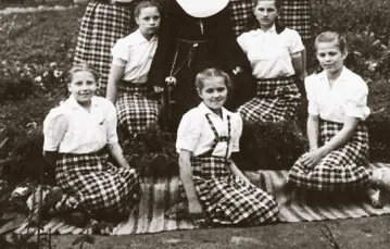 Siostra Zofia z wychowankami pod figurą św. Józefa w Łomnie, 1943 r. / Fot. Archiwum rodzinne Janiny Dawidowicz