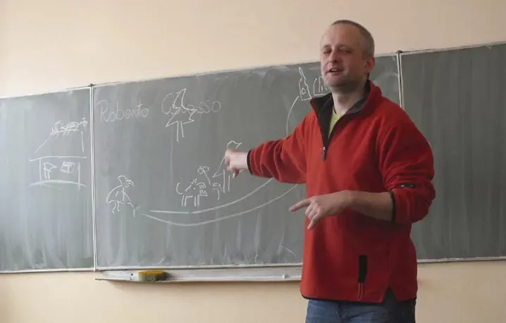 Prof. Paweł Próchniak, członek Rady Programowej Lekcji czytania, na spotkaniu w Lublinie. O „Historii minotaura” Zbigniewa Herberta rozmawiał z uczniami Gimnazjum nr 19. / Fot. Sylwia Bryła