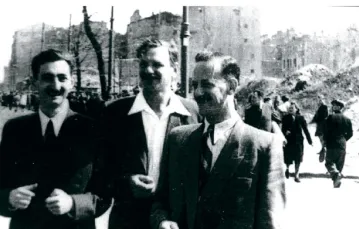 Marek Edelman, Icchak Cukierman i Stefan Grajek, Warszawa ok. 1945–1946 r. / Fot. Odbitka w archiwum ŻIH
