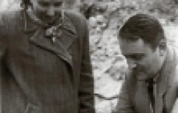 Rachela Auerbach i Michał Borwicz nad częścią Archiwum, 1946 r. / Fot. Odbitka w zbiorach ŻIH