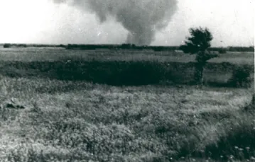 Dymy nad Treblinką po wybuchu buntu więźniów. Zdjęcie zrobił pracownik stacji kolejowej Treblinka,  6 km od obozu.  2 sierpnia 1943 r. / Fot. Franciszek Zabiecki / ODBITKA W ARCHIWUM ŻIH