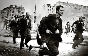 Berlin, 17 czerwca 1953 roku: demonstranci uciekają przed sowieckimi czołgami. / Fot. AKG / EAST NEWS