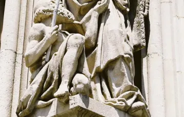 Rzeźba św. Elżbiety, córki węgierskiego króla Andrzeja II, patronki katedry i Koszyc, na południowym portalu swiątyni. / Fot. Stefan Adamik