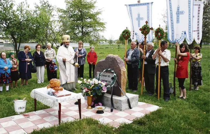Poświęcenie pomnika polskich ofiar masakry z 1944 r. przez kapłana Michajłę z ukraińskiej Cerkwi, maj 2011 r. Wiosną tego roku obok powstała kapliczka, zbudowana przez Ukraińców. / Fot. Beata Dżon