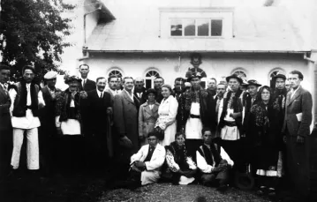 Polacy i Ukraińcy – jeszcze razem – przed szkołą we wsi Rybno koło Kut; zdjęcie wykonane około 1938 r. / Fot. Archiwum Edwarda Łysiaka