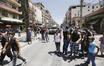 Na ulicy w Bab Al Tabbaneh – dzielnicy libańskiego miasta Trypolis zamieszkanej przez sunnitów, 7 czerwca  2013 r. / Fot. Joseph Eid / AFP / EAST NEWS