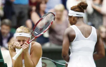 Sabine Lisicki (po lewej)  wygrywa z Sereną Williams.  Wimbledon, 1 lipca 2013 r.  / Fot. Eddie Keogh / REUTERS / FORUM