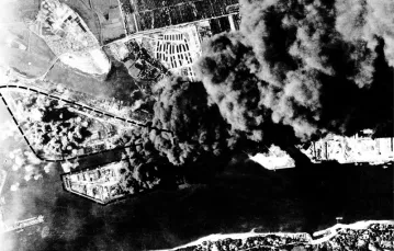 Port w Hamburgu bombardowany przez amerykańskie „latające fortece” B-17; lato 1943 r. / Fot. Rue des Archives / NARA / FORUM