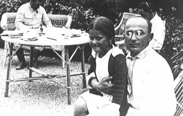 Ławrientij Beria ze Swietłaną, córką siedzącego z tyłu Stalina; 1935 rok. / Fot. DOMENA PUBLICZNA