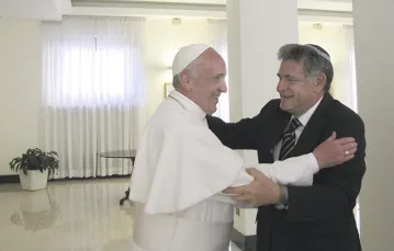 Papież Franciszek wita w Watykanie swego przyjaciela, rabina Abrahama Skórkę; czerwiec 2013 r. / Fot. Archiwum Rabina Abrahama Skórki