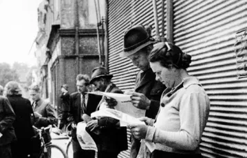 Austriacy czytają obwieszczenie o ustaleniu stref okupacyjnych; 1948 rok. / Fot. Forum