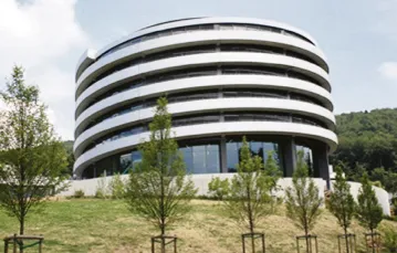 Budynek ATC (Advanced Training Center) został zbudowany  na planie struktury podwójnej helisy DNA. Poprzeczne mostki odpowiadają mostkom wodorowym między helisami.  Europejskie Laboratorium Biologii Molekularnej w Heidelbergu, Niemcy. / Fot. Anna Bartosik