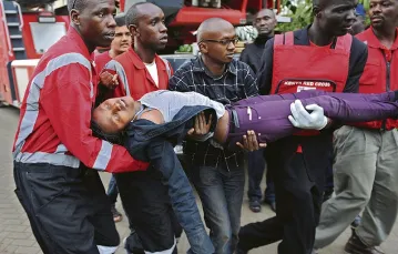 Kobieta ranna w ataku na supermarket w Nairobi; 21 września 2013 r. / Fot. Tony Karumba / AFP PHOTO / EAST NEWS
