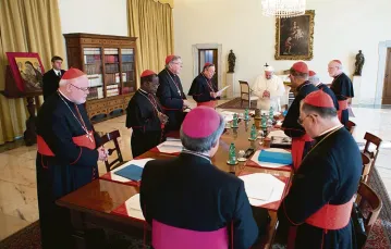 Początek spotkania kardynałów – doradców Franciszka. Watykan, 1 października 2013 r. / Fot. Osservatore Romano / AFP / AEST NEWS