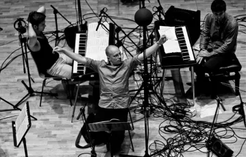 Od lewej: Piotr Orzechowski, Jan Tomasz Adamus i Marcin Masecki podczas nagrania „Bach Rewrite” / Fot. Bogdan Frymorgen / UNIVERSAL MUSIC POLAND