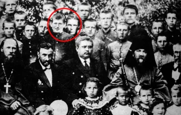 Fragment fotografii „Święto”, na której podobno w centrum siedzi Fiodor Kiereński, nad jego prawym ramieniem stoi Lenin, a tuż za nim jego brat Aleksander. / Fot. photochronograph.ru