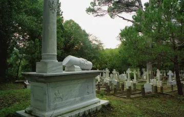 Polski cmentarz w Adampolu; na pierwszym planie pomnik Ludwiki Śniadeckiej / Fot. Krystyna Słomka