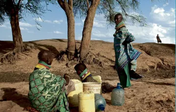 Poszukiwanie wody. Turkana, południowy region Kenii, lipiec 2010 r. / Fot. Gwenn Dubourthoumieu / EYEVINE/ EAST NEWS