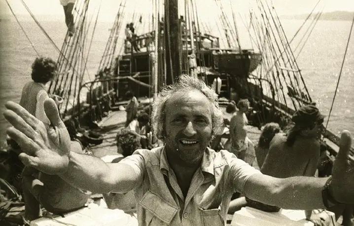 Richard Demarco na pokładzie „Marques”, okrętu którym podróżowali uczestnicy Edinburgh Arts, 1979 r. / 