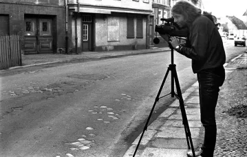 Siegbert Schefke dokumentuje podupadające miasta NRD. 1989 r.   / Fot. Robert-Havemann-Gesellschaft / ARAM RADOMSKI