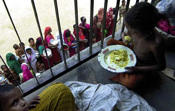 Po klęsce powodzi w obozie Armanitola, Dhaka, Bangladesz, 2004 r. / Fot. Pavel Rahman / AP PHOTO / EAST NEWS