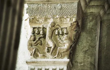 Autun, katedra Świętego Łazarza, personifikacja muzyki, ok. 1160 r. / Fot. Jakub Puchalski