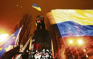 Po pomniku Lenina w ukraińskiej stolicy pozostał już tylko cokół; Kijów, 8 grudnia 2013 r. / Fot. Vasily Fedosenko / REUTERS / FORUM