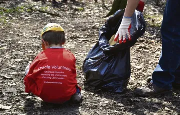 Wolontariusze pomagają w pracach porządkowych w domu dziecka / Fot. Barbara Czarnecka / ARCHIWUM ORACLE