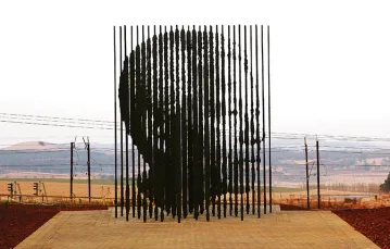 Monument upamiętniający wieloletnie uwięzienie Nelsona Mandeli; dzieło artysty Marca Cianfanelliego znajduje się w Howick, na południe od Durbanu, w RPA. / Fot. Rajesh Jantilal / AFP / EAST NEWS