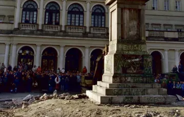 Rozbiórka pomnika Feliksa Dzierżyńskiego. Warszawa, 17 listopada 1989 r. / Fot. Wojciech Druszcz / REPORTER