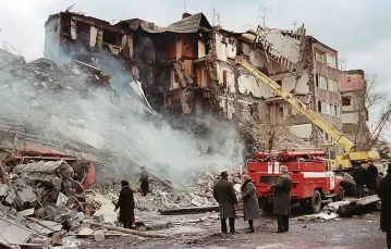 Ćwierć wieku temu trzęsienie ziemi zabiło w Armenii 25 tys. osób. Na zdjęciu: miasto Leninakan (dziś Giumri) kilka dni po wstrząsie; 13 grudnia 1988 r. / Fot. Sophie Shihab / AFP / EAST NEWS