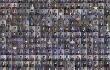 Kompozycja portretów wszystkich dzieci i większości nauczycieli ze szkoły podstawowej Kingsmead. Pokazuje ona, jak niezwykle różnorodna jest dziś społeczność wschodniego Londynu. / Fot. Gideon Mendel / IN PICTURES / CORBIS