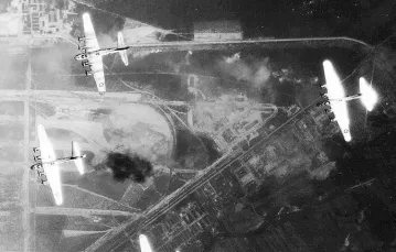 Amerykańskie bombowce nad niemieckimi zakładami w Kędzierzynie-Koźlu / Fot. Archiwum Szymona Serwatki