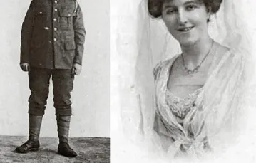 Dorothy Lawrence (z lewej w męskim przebraniu, jako Denis Smith) jako jedyna Brytyjka walczyła w okopach frontu zachodniego: udając mężczyznę, dziennikarka wytrwała w nich przez kilka tygodni 1915 roku, po czym ujawniła swoją tożsamość. / Fot. Domena Publiczna
