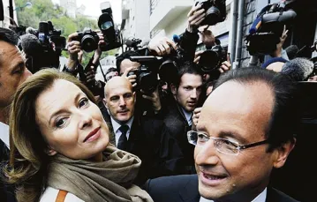 Françoise Hollande – tu jeszcze wraz z Valérie Trierweiler. Maj 2012 r. / Fot. AFP / EAST NEWS