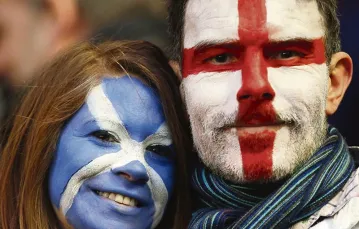 Kibice drużyn rugby Szkocji (z lewej) i Anglii w czasie meczu w ramach Pucharu Sześciu Narodów. Edynburg, Szkocja, 8 lutego 2014 r. / Fot. Scott Heppell / AP / EAST NEWS