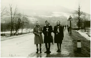 Dziewczęta ze świecami w drodze do kościoła na święto Matki Boskiej Gromnicznej, Kasinka Mała / Fot. Zdzisław Szewczyk, 1967 r.
