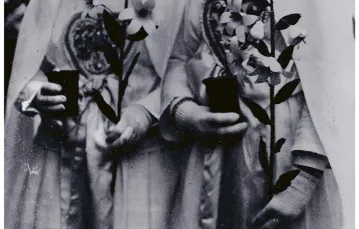 Gorlickie „Maryjki”, reprodukcja fotografii z ok. 1914 r. „Maryjki” ubrane w białe szaty na wzór nowicjuszek zakonnych z lampionami w rękach uczestniczą w mszy św. w dniu 8 grudnia. / 