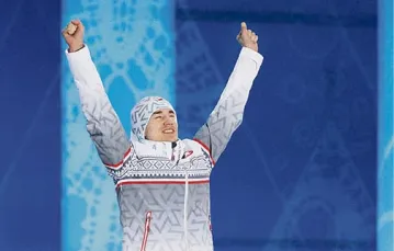 Kamil Stoch ze złotym medalem olimpijskim. Soczi, 16 lutego 2014 r. / Fot. Antonin Thuillier / AFP PHOTO 