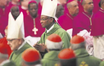 Nowo mianowany kardynał Chibly Langlois podczas konsystorza, Watykan, 23 lutego 2014 r. / Fot. Alessandra Tarantino / AP/ EAST NEWS