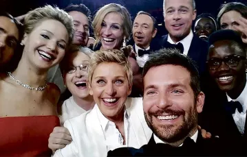 Gwiazdy na gali Oscarów, zdjęcie zrobione przez Bradleya Coopera i zamieszczone na twitterze przez prowadzącą galę Ellen DeGeneres (obydwoje na pierwszym planie pośrodku) / Fot. Ellen Degeneres / AP / EAST NEWS