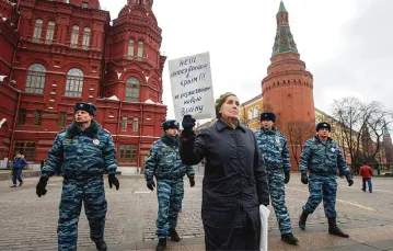 Przeciw rosyjskiej interwencji na Krymie, przeciw wojnie... Samotny protest w Moskwie; 2 marca 2014 r. / Fot. Dmitry Serebryakov / AFP / EAST NEWS