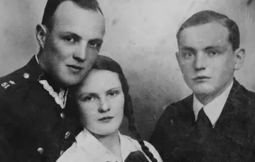 Henryk Ostrowski ps. „Heniek” (z prawej), z bratem Zygmuntem (oficerem WP) i siostrą Barbarą; druga połowa lat 30. / Fot. Archiwum rodziny Ostrowskich