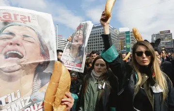 Demonstracja tureckich prawników; w rękach trzymają bochenki chleba i gazety ze zdjęciem rozpaczającej Gulsum Elvan, matki 15-letniego Berkina, kolejnej śmiertelnej ofiary starć z policją. Chłopiec został postrzelony, gdy wyszedł z domu kupić chleb. / Fot. Burhan Ozbilici / AP / EAST NEWS
