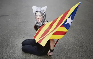 Zwolenniczka niepodległości Katalonii protestuje przeciwko decyzji rządu w Madrycie, który za nielegalne uznał katalońskie referendum niepodległościowe, zapowiedziane na listopad tego roku. Barcelona, 16 stycznia 2014 r. / Fot. Manu Fernandez / AP / EAST NEWS