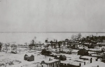 Widok na Cieszanów, spalony przez UPA w maju 1944 r. (zdjęcie z zimy 1944/45). Nie zachowało się żadne zdjęcie ze wsi Rudka. / Fot. Archiwum Stanisława Szabatowskiego / ZBIORY TOMASZA ROGA