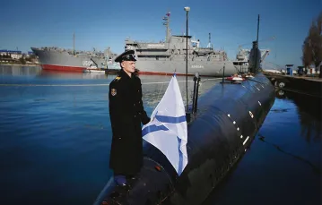 Flaga rosyjskiej marynarki wojennej powiewa już na ukraińskim okręcie podwodnym „Zaporoże”, zdobytym przez Rosjan. Sewastopol, 22 marca 2014 r. / Fot. Krasilnikov Stanislav / ITAR-TASS / FORUM