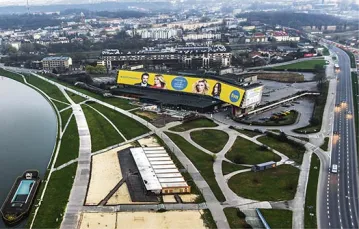Hotel Forum, czyli największy billboard w kraju. Ujęcie z balonu widokowego. / Fot. Tomasz Gotfryd