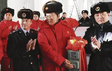 Jeden z szefów koncernu paliwowego PetroChina uruchamia rurociąg z Rosji do Chin. Mohe, prowincja Heilongjiang, styczeń 2011 r. / Fot. Wang Jianwei / XINHUA PRESS / CORBIS